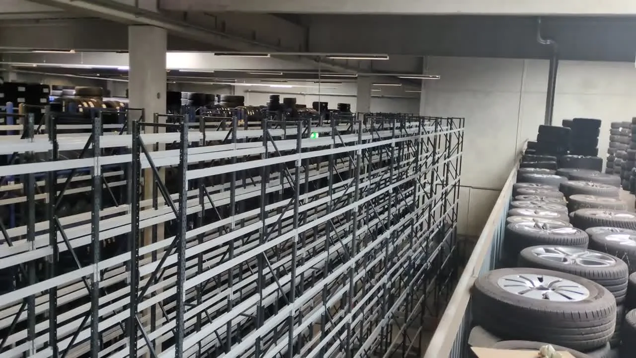 Räderlager mit AHCON F1-Regalsystem bei Reifen Müller in Leipheim